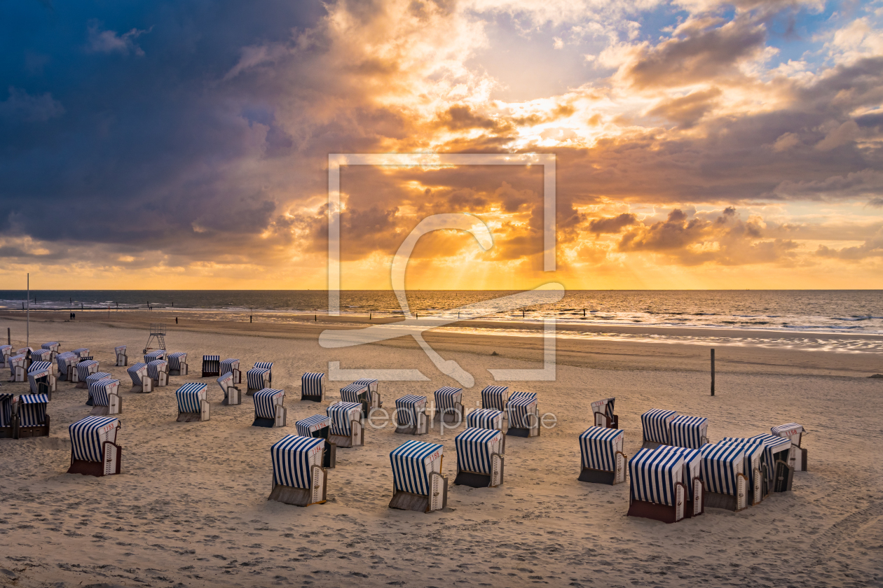 Bild-Nr.: 12134644 Sonnenuntergang auf Norderney mit Strandkörben erstellt von Bart-Achilles