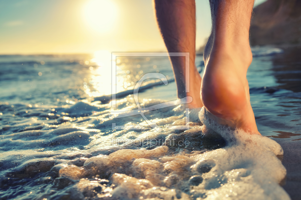 Bild-Nr.: 12171267 Enjoying a barefooted walk at the ocean erstellt von Smileus