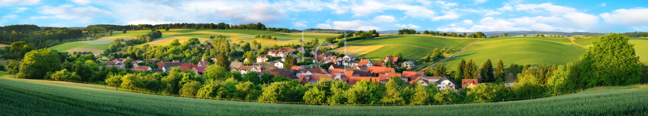 Bild-Nr.: 12171466 Ortschaft und grüne Hügel - extra breites Panorama erstellt von Smileus