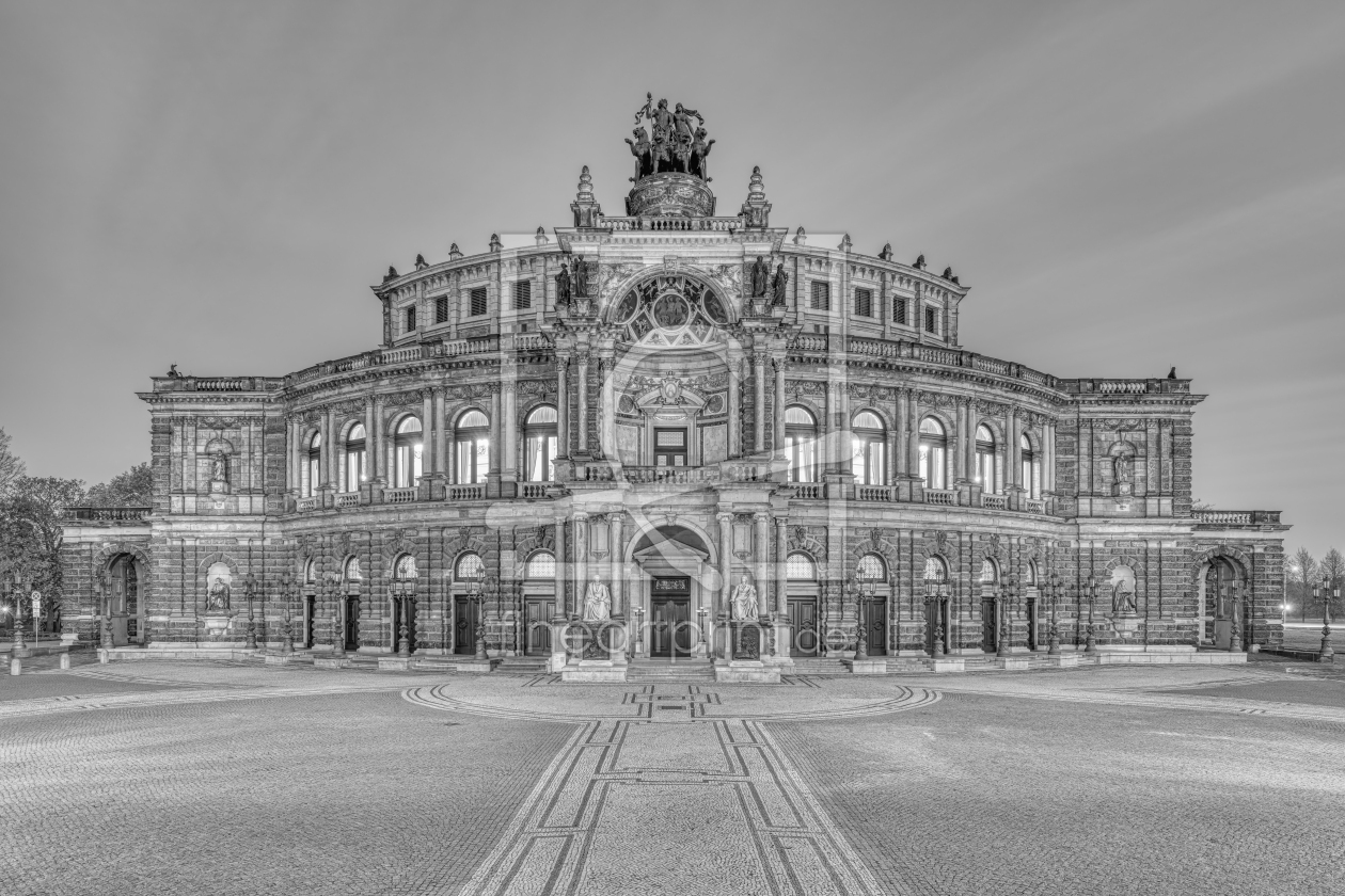 Bild-Nr.: 12403307 Semperoper in Dresden schwarz-weiß erstellt von Michael Valjak