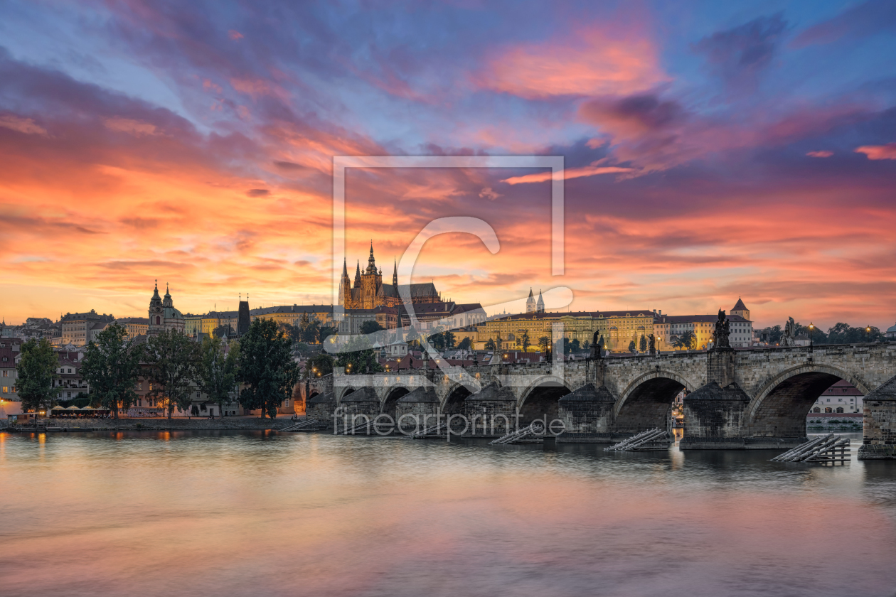 Bild-Nr.: 12565889 Prager Burg und Karlsbrücke bei Sonnenuntergang erstellt von Michael Valjak
