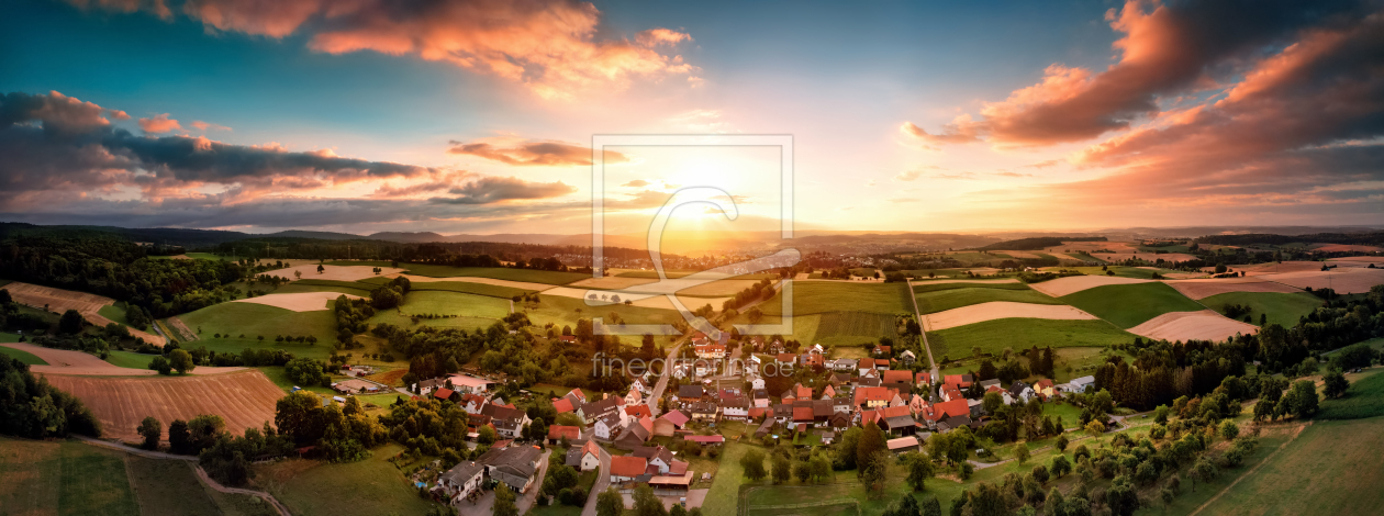 Bild-Nr.: 12690634 Luftaufnahme eines Dorfes bei Sonnenaufgang erstellt von Smileus