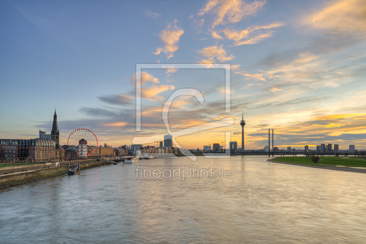 Bild-Nr.: 12698843 Die Skyline von Düsseldorf am Abend erstellt von Michael Valjak