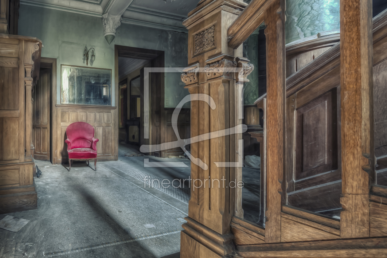 Bild-Nr.: 12706037 Lost Places - Roter Sessel mit Treppe - Urbex erstellt von Sichtweisen-Photo