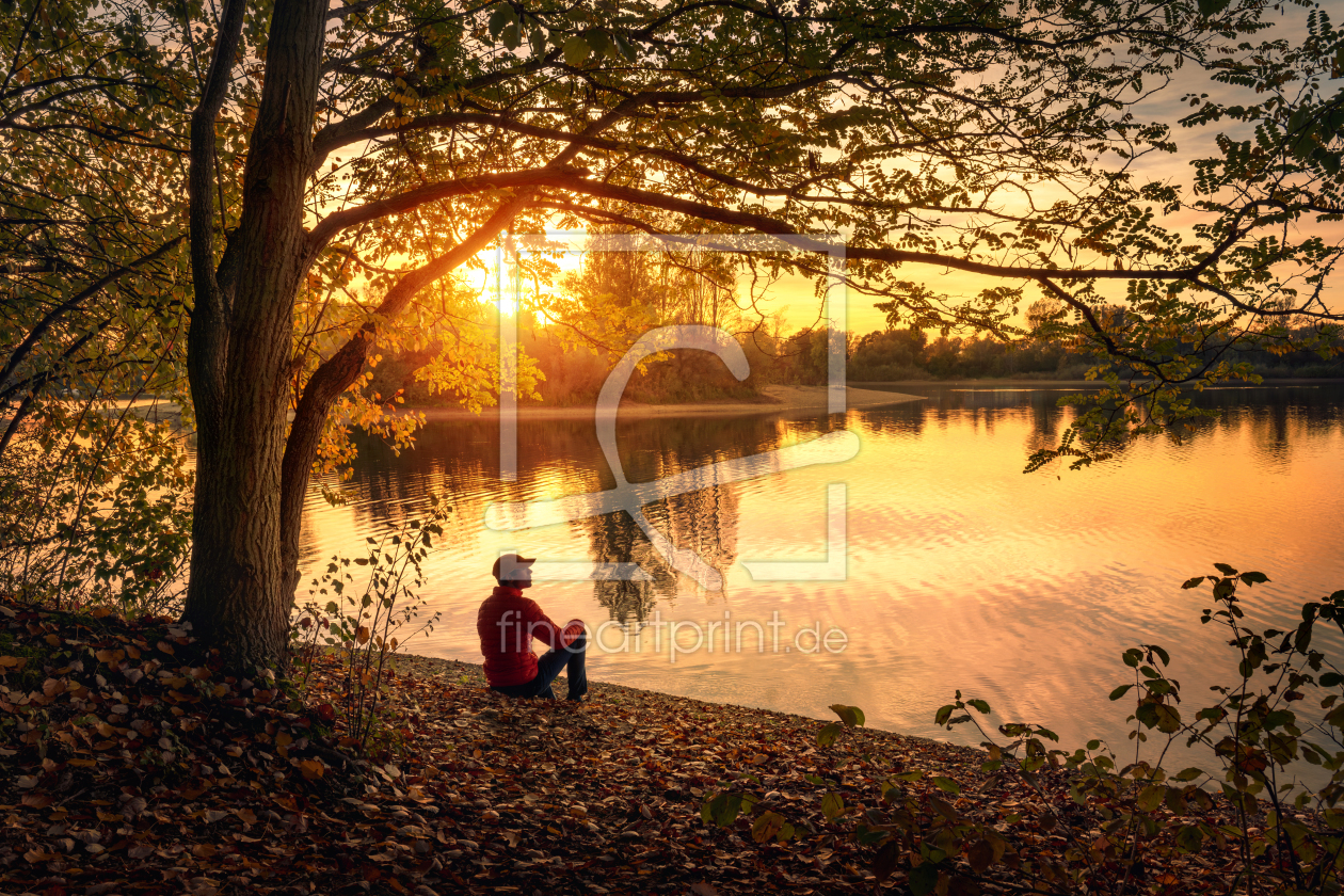 Bild-Nr.: 12753621 Mann genießt Sonnenuntergang am See erstellt von Smileus