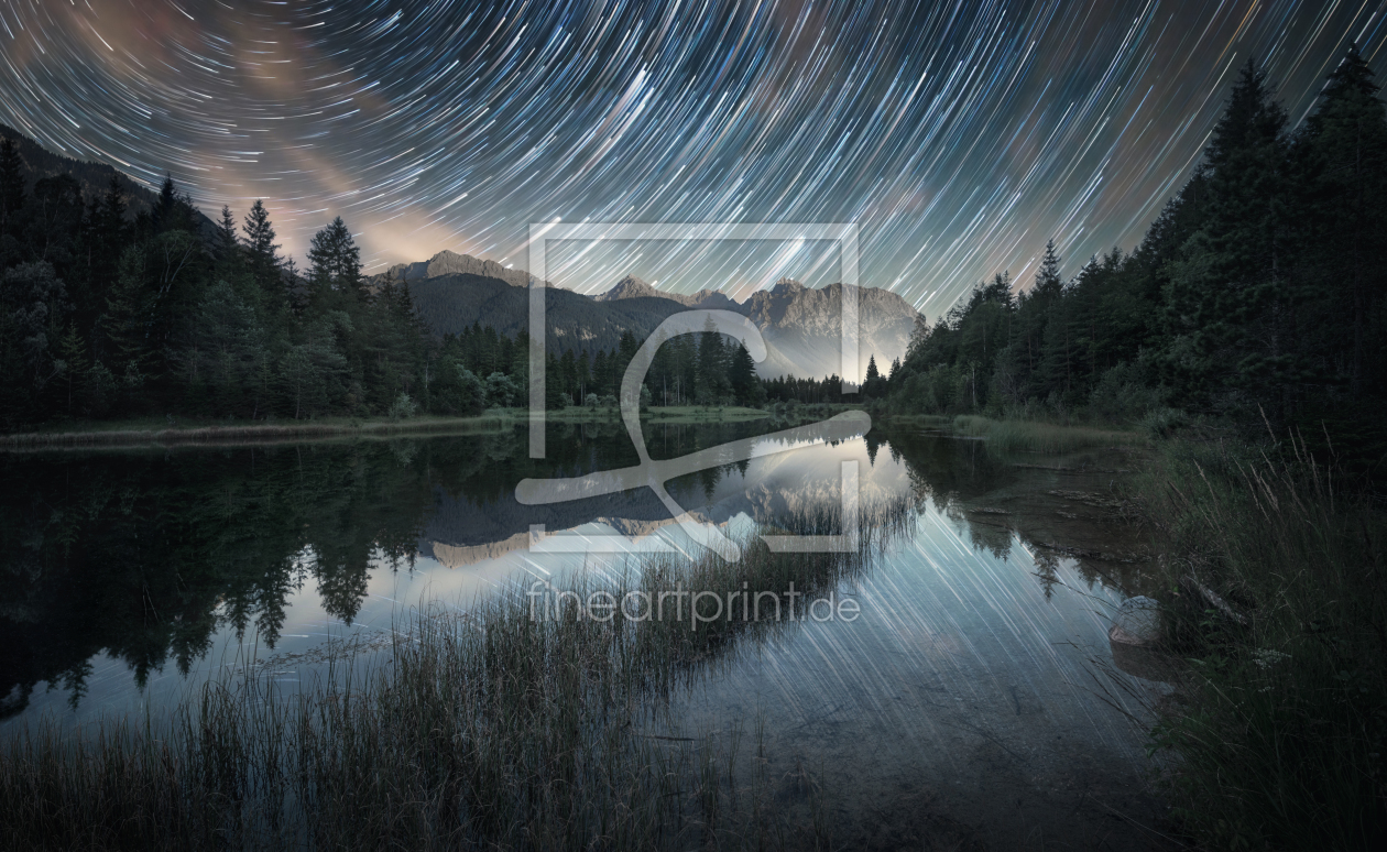 Bild-Nr.: 12835263 Startrails über malerischer Landschaft erstellt von Smileus