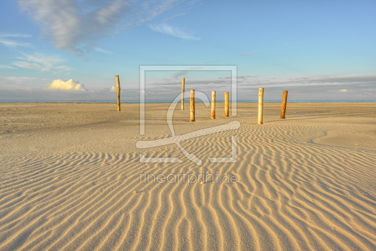 Bild-Nr.: 12846835 Holzpfähle auf dem Kniepsand auf Amrum erstellt von Michael Valjak