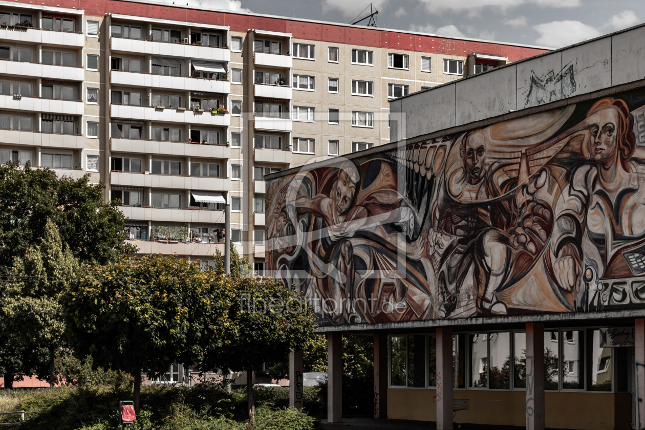 Bild-Nr.: 12905985 DDR Plattenbau mit Wandkunst im Rieth erstellt von Sandra Höfer