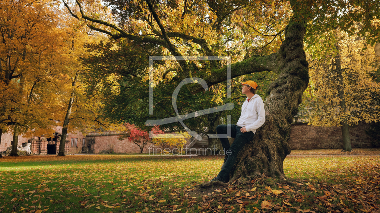 Bild-Nr.: 12915866 Mann lehnt an knorrigen Baum im herbstlichen Park erstellt von Smileus