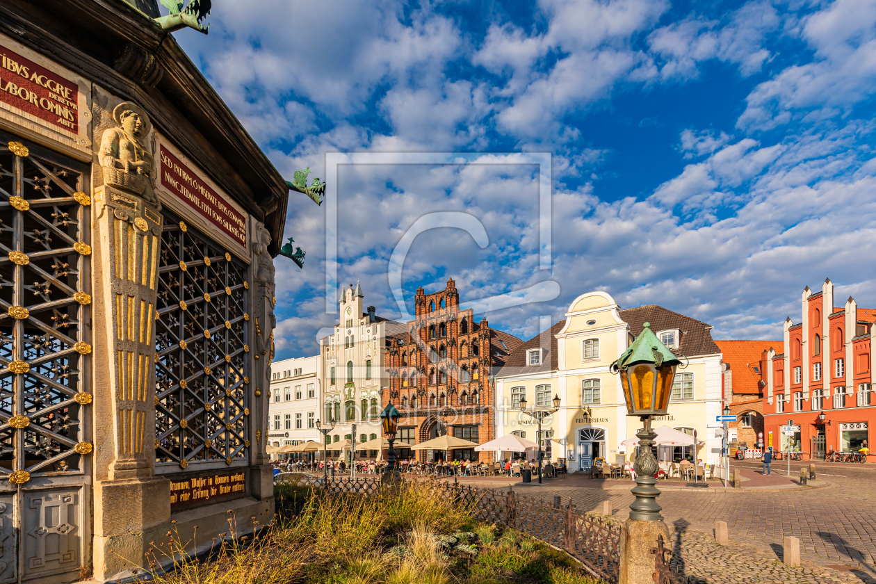 Bild-Nr.: 12915920 Wasserkunst und Restaurants am Marktplatz - Wismar erstellt von dieterich