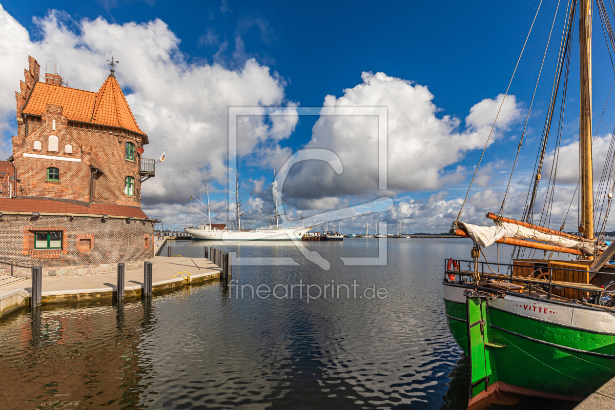 Bild-Nr.: 12915927 Gorch Fock 1 und Segelboot im Hafen von Stralsund erstellt von dieterich