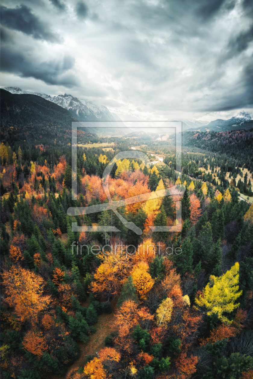Bild-Nr.: 12960834 Herbstwald und Berge mit dramatischem Himmel erstellt von Smileus