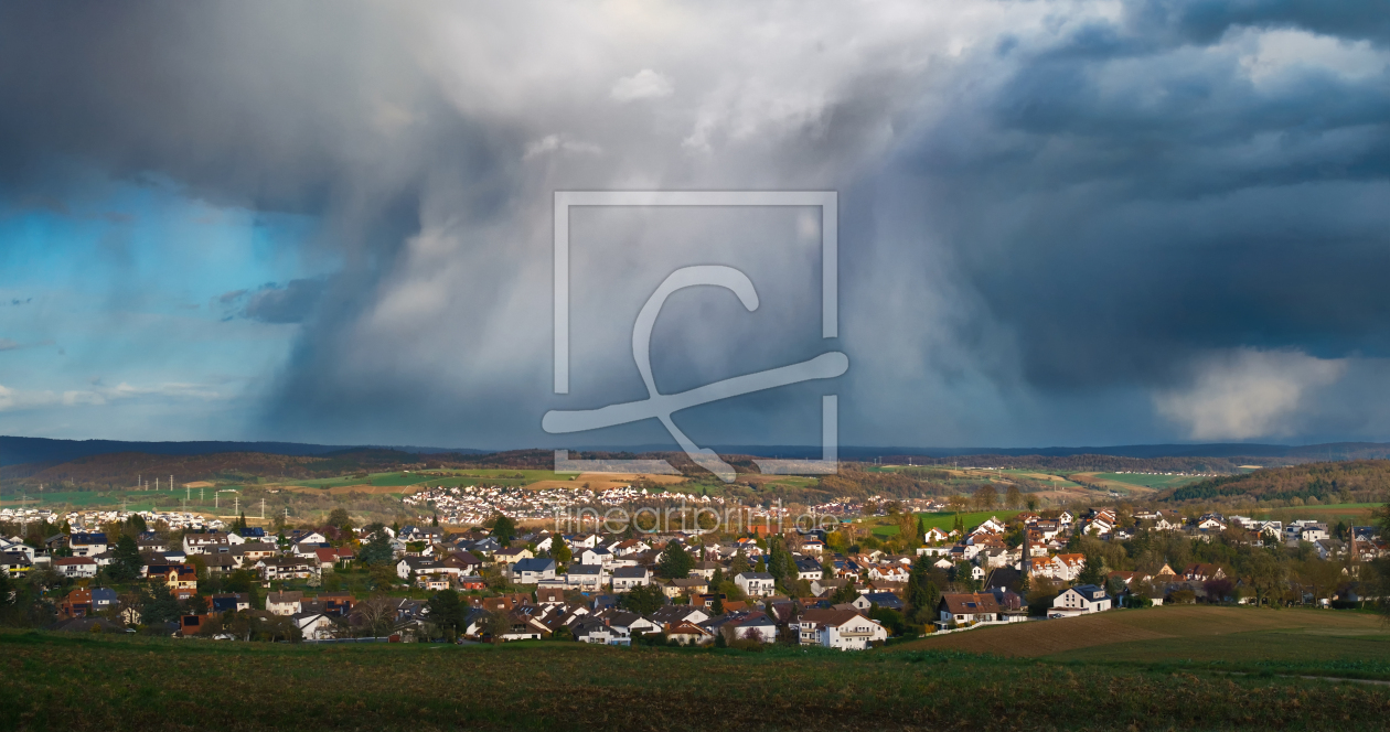 Bild-Nr.: 12964787 Dramatische Regenwolken über malerischen Dorf erstellt von Smileus