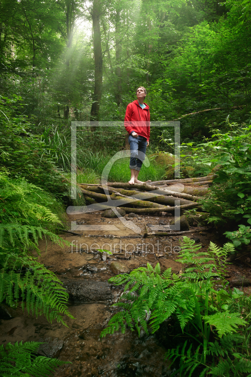 Bild-Nr.: 12964864 Mann genießt Wald die Aussicht und frischen Bach erstellt von Smileus