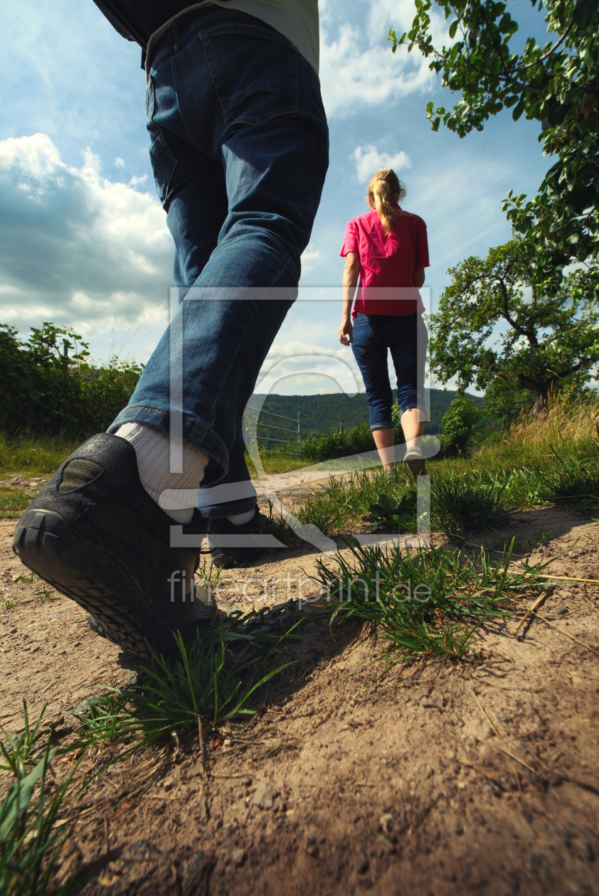 Bild-Nr.: 12965240 Zwei Freunde wandern auf sonnigen Weg durchs Land erstellt von Smileus