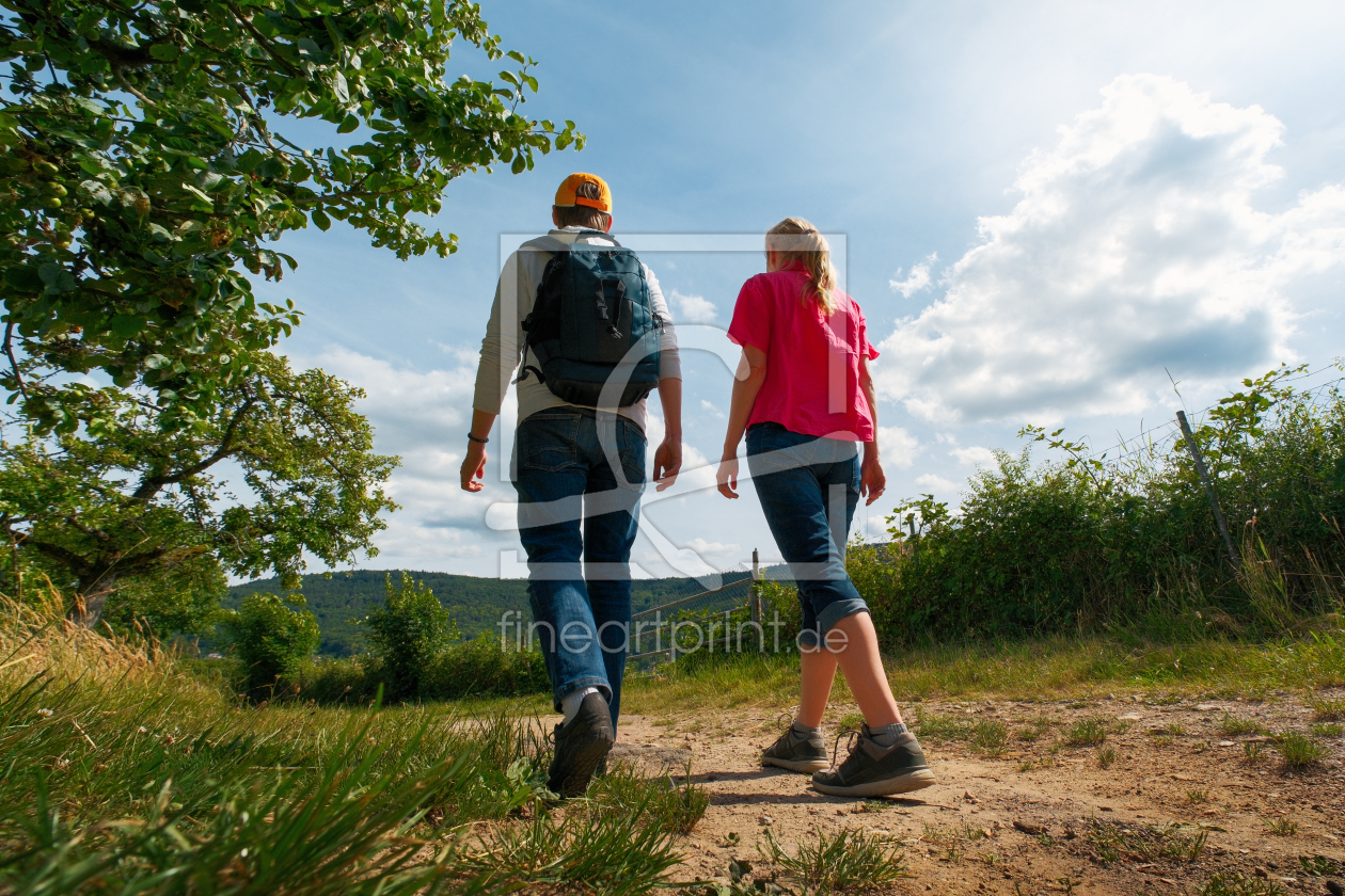 Bild-Nr.: 12968664 Zwei Erwachsene wandern durch die Natur erstellt von Smileus