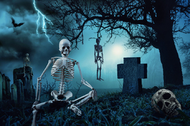 Nächtliche Halloween Szene mit Skeletten/12128812