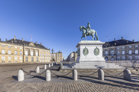KOPENHAGEN Amalienborg Schlossplatz mit Statue/12709572
