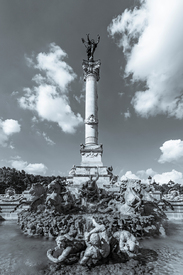 Monument aux Girondins in Bordeaux - monochrom /12836233