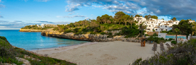 Sonniges Panorama vom Strand der Cala Anguila/12891945