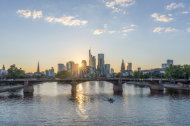 Ignatz-Bubis-Brücke und Frankfurter Skyline/12907213