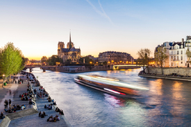 Notre-Dame und Ausflugsboot auf der Seine in Paris/12921474