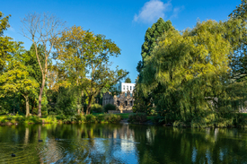 schloßteich vor dem blauen Kubus/12922454