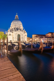 Santa Maria della Salute in Venedig am Abend/12923018