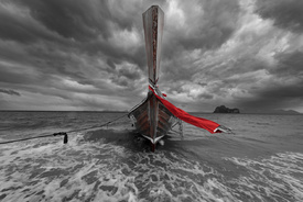 Roter Mut vor dunklem Himmel/12926230