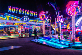 Neonlichter am Autoscooter/12952128