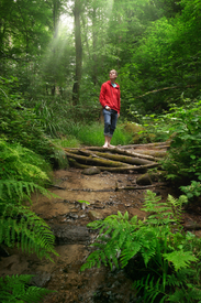 Mann genießt Wald die Aussicht und frischen Bach/12964864