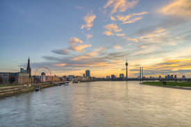 Die Skyline von DĂŒsseldorf am Abend - 12698843 /leinwand/bigthumb/12698843.jpg