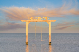 Schaukel im Meer in Heiligenhafen - 12791101 /leinwand/bigthumb/12791101.jpg
